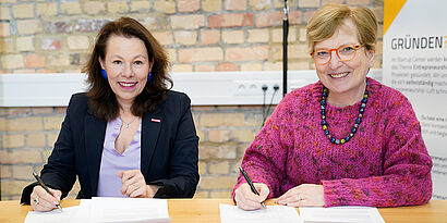 Dr. Christiane Herberg von der Handwerkskammer Potsdam und Prof. Ulrike Tippe, Präsidentin der TH Wildau, bei der Unterzeichnung des Kooperationsvertrages.