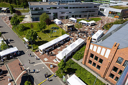 Luftaufnahme vom Campus der TH Wildau beim HIT 2023 mit Pagoden und zahlreichen Menschen