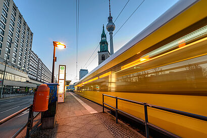 Straßenbahn und Haltestelle der BVG
