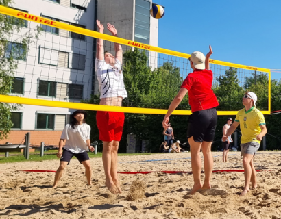 Menschen spielen Beachvolleyball