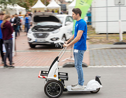 Hochschulinformationstag 2019 der TH Wildau Studierender auf E-Scooter