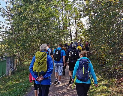 Wander/-innen im Feld