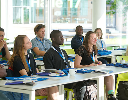 Teilnehmende bei der Eröffnung der Sustainable Mobility Summer Academy 2023 in Haus 16