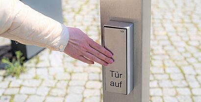 Hand, die Türöffner auf dem Campus bedient