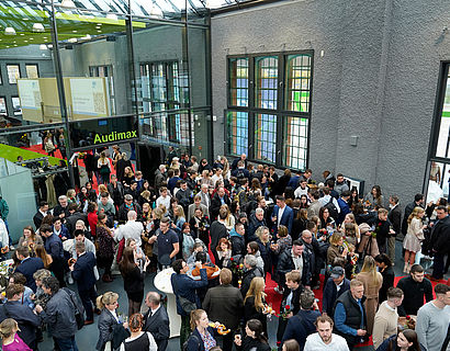 Gefülltes Foyer in Halle 17 bei der feierlichen Verabschiedung der Absolventinnen und Absolventen 2023 des Fachbereichs WIR