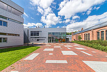 TH Wildau Campus 005 Blick zur Halle 17 (rechts) und Haus 16 (links)