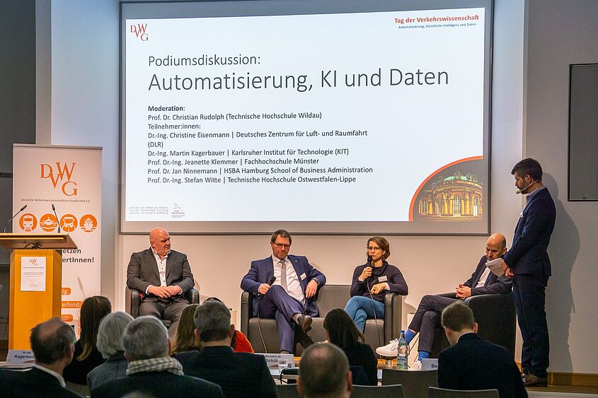 Moderation Rudolph Podiumsdiskussion auf dem DVWG, moderiert von Christian Rudolph (rechts im Bild)