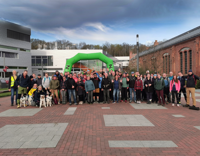 Kleeblatt Gruppenbild auf dem Platz zwischen Haus 16 und Halle 17
