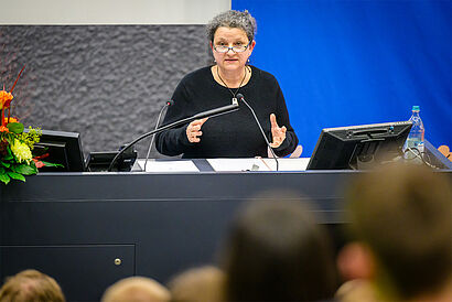 Prof. Mohnke hält die Laudatio auf Rachel Mah