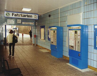 Foto vom Eingangsbereich des Wildauer Bahnhofs mit blauen Fahrkarten-Automaten