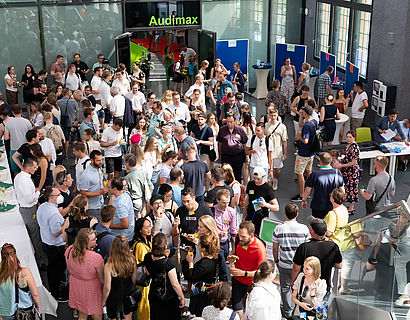 Alumni im Foyer Halle 17