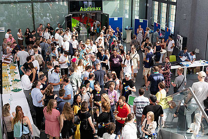 Alumni im Foyer Halle 17