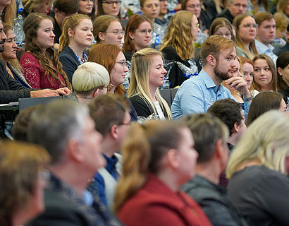 Blick ins Publikum bei der feierlichen Verabschiedung der Absolventinnen und Absolventen 2023 des Fachbereichs WIR