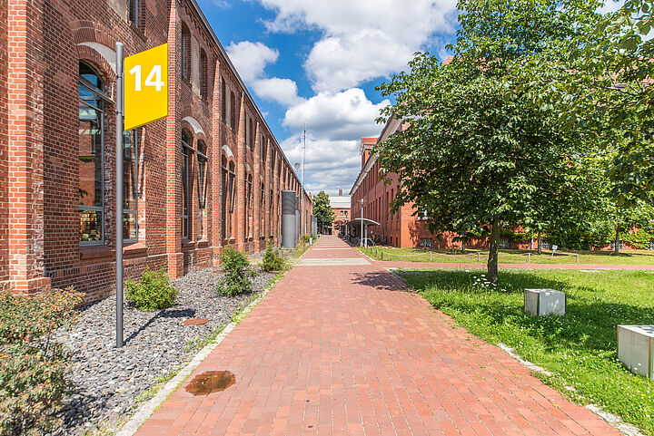 Blick seitlich zur Halle 14 und Campuswiese