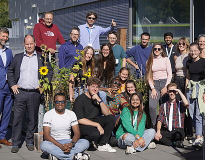 Teilnehmende der Sustainable Mobility Summer Academy 2023 beim Gruppenfoto auf der Dachterrasse von Haus 16 der TH Wildau