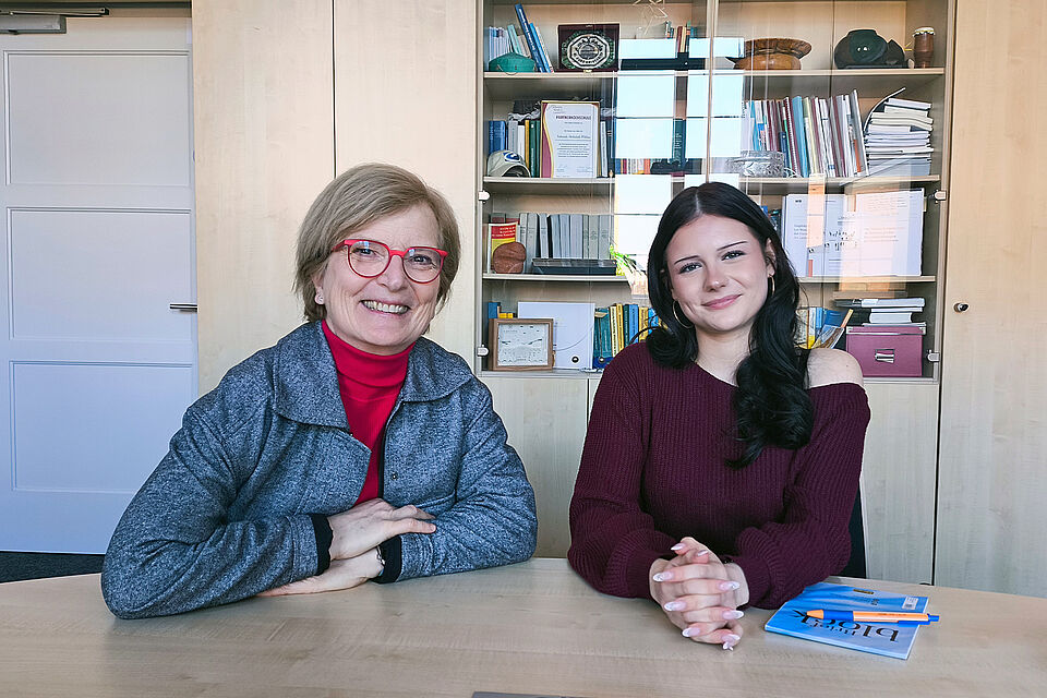 Präsidentin Ulrike Tippe und Schülerparktikantin Charlotte im Büro der Präsidentin