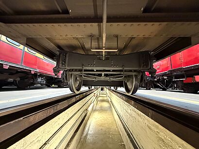 Exkursion zur S-Bahn-Werkstatt in Erkner - unter dem Fahrzeug