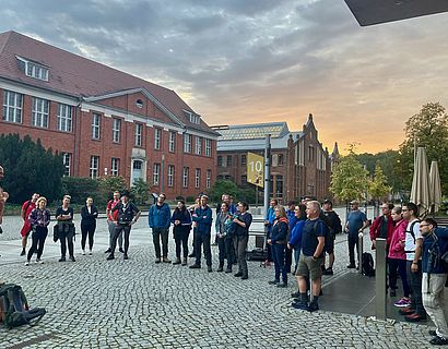 Wandergruppe auf dem Campus der TH Wildau