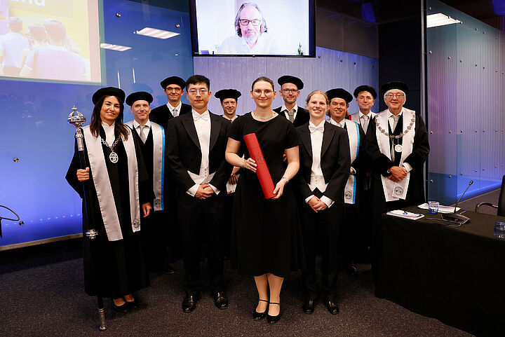 Gruppenbild nach erfolgreicher Promotion an der TU Delft