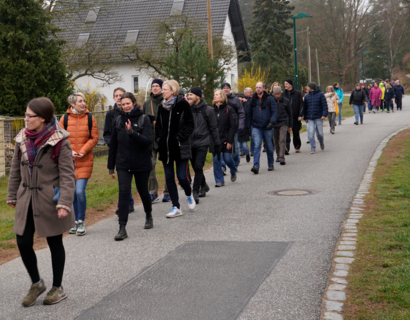 Gruppe wandert auf Straße
