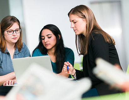 Studierende beim Arbeiten