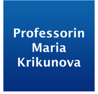 Weißer Schriftzug "Prof. Maria Krikunova" auf blauem Hintergrund
