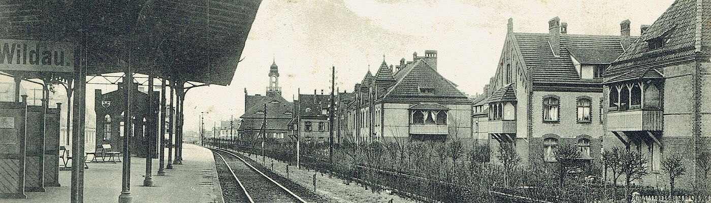 Schwarz-weiß Ansicht des früheren Bahnhof Wildau