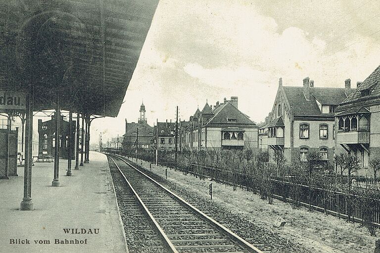Schwarz-weiß Ansicht des früheren Bahnhof Wildau