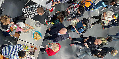 Besucherinnen und Besucher beim Internationalen Nachmittag Anfang 2023 im Foyer von Halle 17 aus der Vogelperspektive