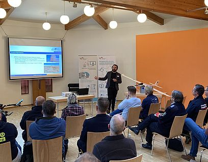 Am 6. März 2023 lud die Hochschulpräsenzstelle Westlausitz | Finsterwalde zum Thema „Waldbrandbekämpfung mit Drohnen“ ein – vorgestellt wurde das Projekt ALARM der TH Wildau. 