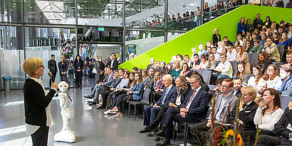 Semester-Erööfnungsveranstaltung Prof. Ulrike Tippe spricht im voll besetzten Audimax