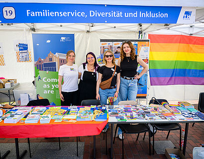 Vier Mitarbeitende der TH Wildau am Info-Stand Diversity auf dem Campus beim HIT 2026