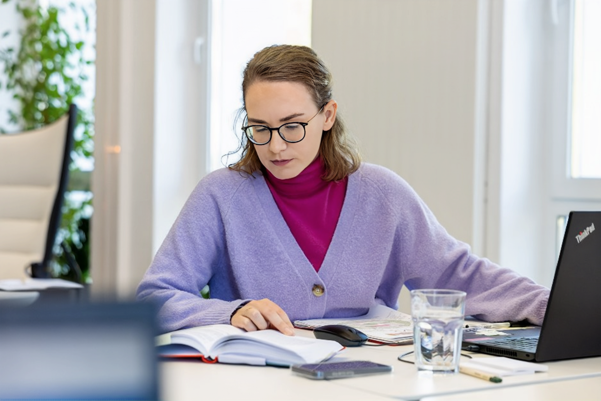Person arbeitet an Schreibtisch