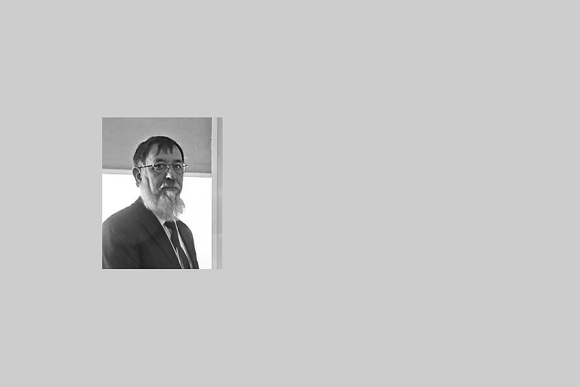 Collage aus grauem Hintergrund und Portraitbild eines älteren Mannes mit langem weißen Bart und Brille