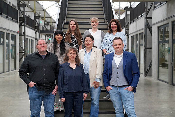 Gruppenfoto von mehreren Personen auf einer Treppe