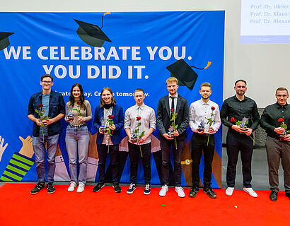 Absolvent*innen 2024/2025 bei der Verabschiedung bei einem Gruppenbild