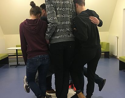 Die Teilnehmenden setzen die Übung um 