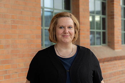 Jenifer Schwarz Portraitbild von Jenifer Schwarz vor TH-Wildau-Gebäude
