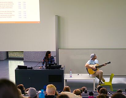 Kinderuni Winter Edition 2024 - Das Team der Mikrosystemtechnik mach Musik mit der Gitarre