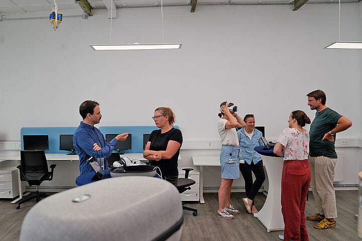 Studierende und Lehrende tauschen sich bei der feierlichen Eröffnung aus. (Bild: Sebastian Stoye)