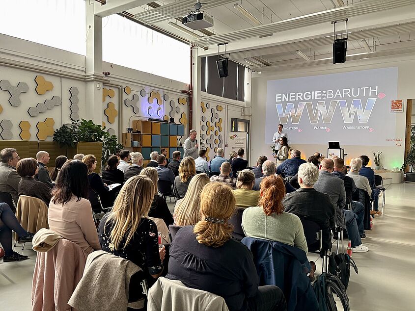 Innovationstag Teltow-Fläming das Foto zeigt einen Redebeitrag und interessierte Zuhörer beim Innovationstag Teltow-Fläming im Gewerbehof Luckenwalde