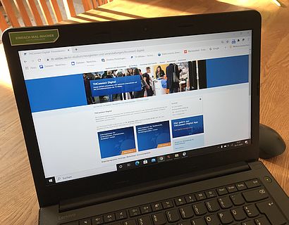 Laptop mit THConnect Website auf dem Screen