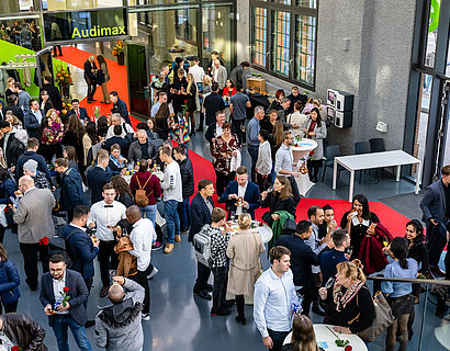 Gefülltes Foyer in Halle 17 bei der Absolvent/-innenverabschiedung 2022