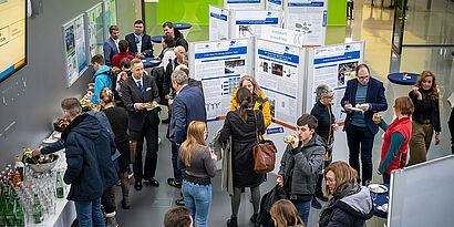 Besucherinnen und Besucher der Wildauer Wissenschaftswoche 2023 im Foyer von Halle 17 der TH Wildau