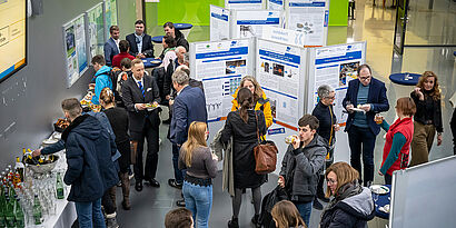 Besucherinnen und Besucher der Wildauer Wissenschaftswoche 2023 im Foyer von Halle 17 der TH Wildau