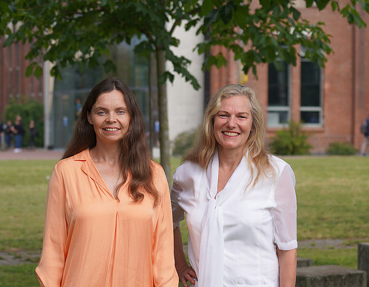 Teamfoto von Dr. Ariane Fröhner und Prof. Dina Hannebauer