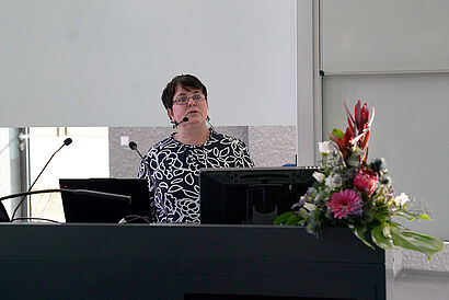 In dem Bild ist eine Person zu sehen, die etwas erzählt.