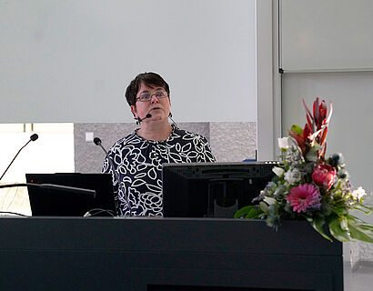 In dem Bild ist eine Person zu sehen, die etwas erzählt.