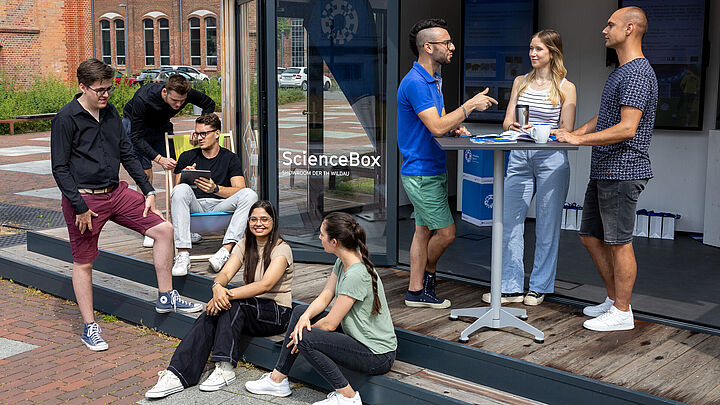 Studierende vor der ScienceBox auf dem Campus der TH Wildau