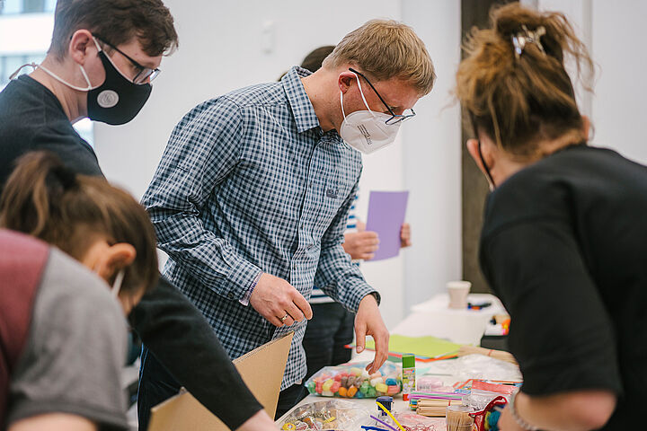 das Bild zeigt Teilnahmende an einem Workshop am Eröffnungstag des Opp:Lab